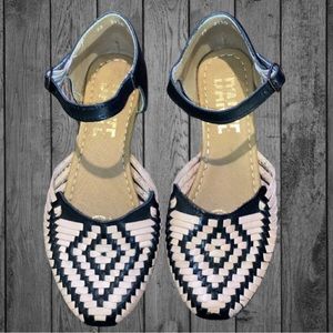 D’ARTE huarache woven sandal. Pink/cream with black